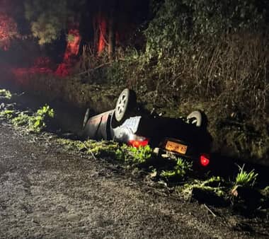 Conductora resulta gravemente herida tras caer a un canal en El Cisne