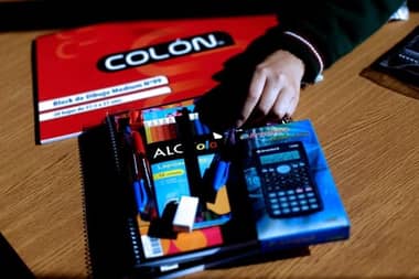 Contraloría detecta retrasos y anomalías en Junaeb: más de 1.4 millones de útiles escolares entregados siete meses tarde