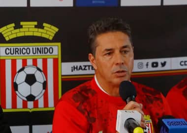 Héctor Almandoz deja de ser el director técnico de Curicó Unido