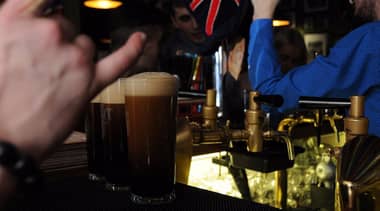 Concejal Sanz reitera llamado a crear ordenanza especial para regular funcionamiento de locales en Avenida de España