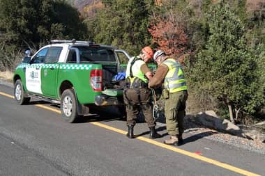 Rescatan a deportista curicano tras caer por acantilado en mirador Velo de la Novia de Molina
