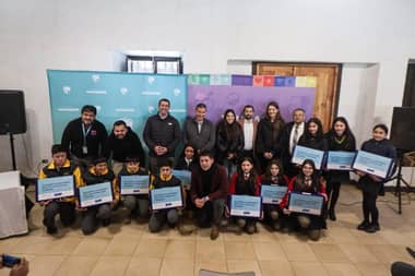 Municipalidad de Vichuquén y JUNAEB entregan notebooks a estudiantes