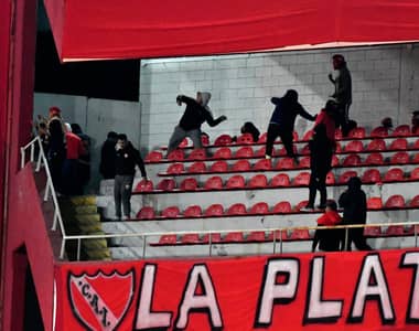 Conmebol cancela partido entre Independiente y Universidad de Chile tras disturbios en las gradas