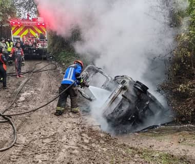 Vehículo de competición se incendia en pleno Rally Mobil Curicó 2025: Piloto y navegante resultan ilesos