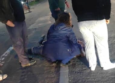 Persona resulta con lesiones tras ser atropellada por motociclista en Curicó