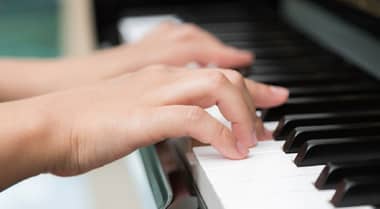 Profesor de piano es detenido en Curicó por graves delitos sexuales contra menor