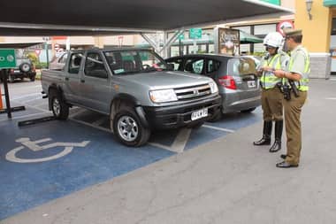 Padre curicano denuncia falta de respeto en estacionamientos para personas con discapacidad:
