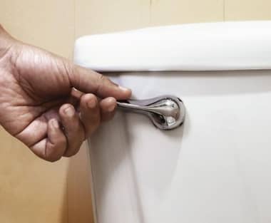 Familia de Teno denunció que hace 11 años sufre filtración de aguas servidas en su casa
