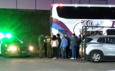 Pasajero de bus perdió piezas dentales tras pelear a golpes con auxiliar frente a Curicó