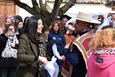 Municipio de Molina dio la bienvenida a Fiestas Patrias con tradicional esquinazo de cueca