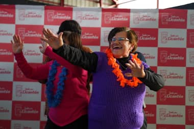 Adultos mayores de Licantén celebran Fiestas Patrias en el Gimnasio Municipal