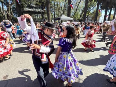 Curicó celebra el inicio del Mes de la Patria con "Mil Pañuelos al Viento”