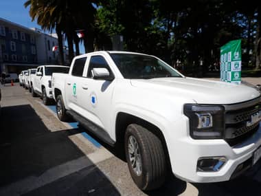 Municipalidad de Curicó recibe cuatro camionetas por parte del Gobierno Regional