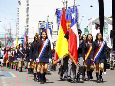 Curicó conmemora su 282 años con gran desfile cívico-militar