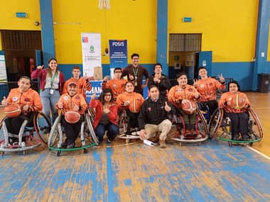 Club "Tigres de Curicó" lidera clínica de básquetbol adaptado para recaudar alimentos
