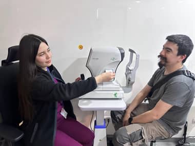 Departamento de Salud de Molina implementa móvil de oftalmología para reducir lista de espera
