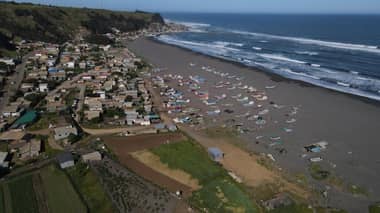 Gobierno se compromete a entregar terrenos fiscales a Licantén para mejorar caleta Pichibudis
