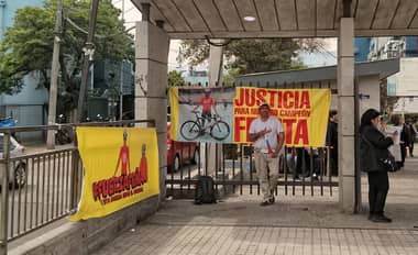 Padre de ciclista con daño neurológico se encadena en Hospital Sótero del Río exigiendo traslado de su hijo
