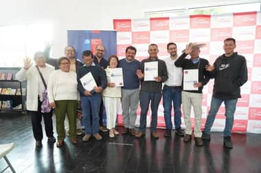 Vecinos de Licantén reciben títulos de dominio