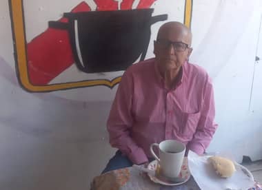 Adulto mayor de 82 años vive en su camioneta en Curicó tras conflicto familiar