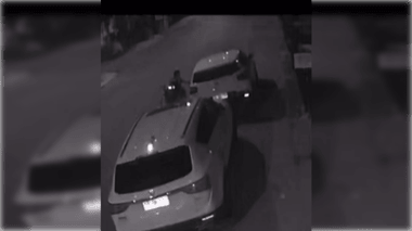 Cámaras registran a persona en silla de ruedas robando especies desde vehículo estacionado en Villa El Boldo