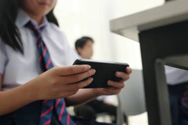 Aprueban proyecto que restringe uso de celulares en salas de clases