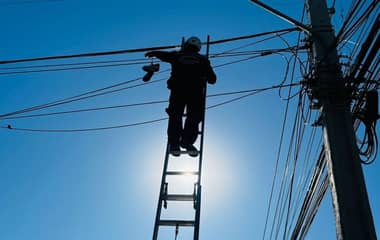 Municipio de Curicó retira decenas de zapatillas colgando de cables eléctricos