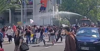 Formalizan a tres estudiantes por uso de bengalas y lesiones en manifestaciones en Talca