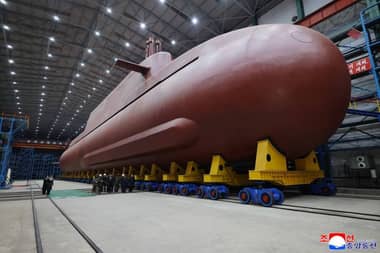 Corea del Norte exhibe su primer submarino nuclear y critica planes de sus vecinos