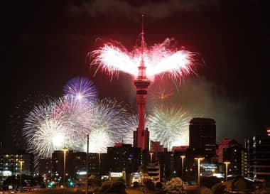 Auckland da la bienvenida al año 2026 con un espectáculo pirotécnico