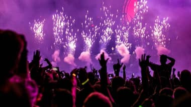 Curicó se prepara para recibir el 2026: Autorizan fiestas masivas "Island" y "Santorini"