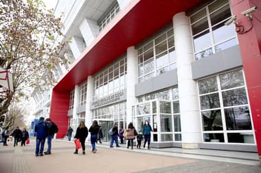 Hombre es asesinado a puñaladas al interior de Cesfam mientras esperaba a su familia