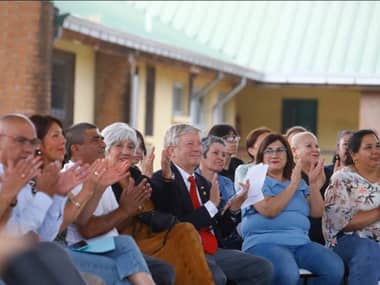 Administración Bordachar celebra primer año en graduación en Sarmiento