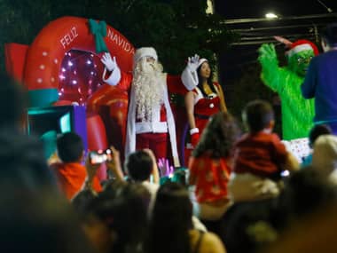 Caravana Navideña inició recorridos por Curicó