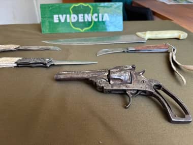 Intentó ingresar armado al Ministerio Público de Curicó: Detienen a sujeto con revólver y cuatro armas blancas
