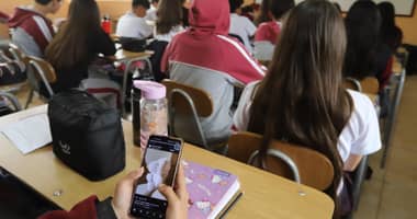 Diputado propone prohibir redes sociales a menores de 16 años en Chile