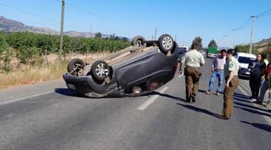 Ruta J-60: Volcamiento en sector Remolino deja a un conductor lesionado