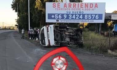 Ruta 5 Sur: Furgón con 15 trabajadores agrícolas vuelca y deja seis bolivianos heridos