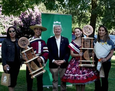 Alcalde de Curicó recibió a los campeones nacionales de cueca juvenil