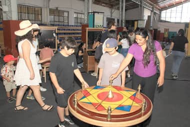 ¡Éxito total en Curicó! Cientos de familias repletan a diario la muestra itinerante del Museo Interactivo Mirador