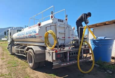 Empresa continuará reparto de agua tras abono parcial que permitirá servicio hasta abril