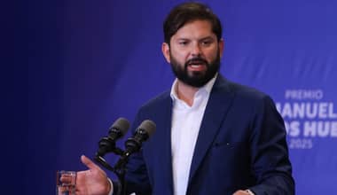 Boric rechaza intervención militar de EE.UU. en Venezuela y promueve diálogo