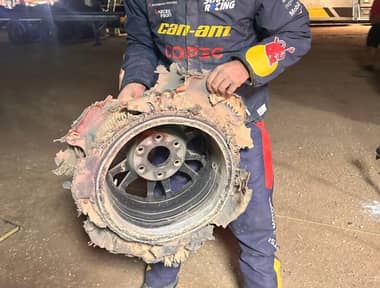 Chaleco López se la jugó por el podio, pero rompió 2 neumáticos