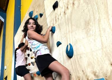 Taller de Escalada agota cupos transformándose en el fenómeno del verano en Curicó
