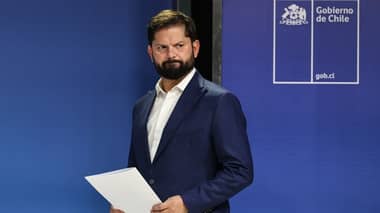 Presidente Boric condena ataque a carro de Bomberos en Angol: "Miserables"