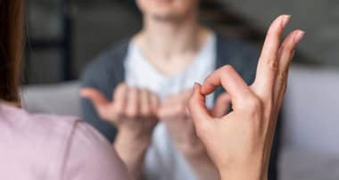 Funcionarios se certifican en lengua de señas: ASOCUR valora el avance pero advierte déficit de intérpretes en servicios públicos