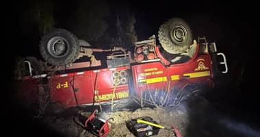 Carro de bomberos vuelca en Florida: siete voluntarios heridos al regresar de sofocar incendio forestal