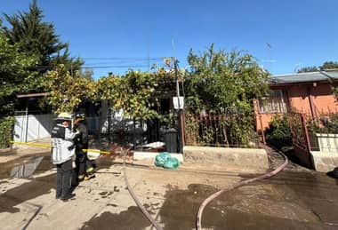 Incendio dejó cuatro viviendas dañadas en la Población John Kennedy de Curicó