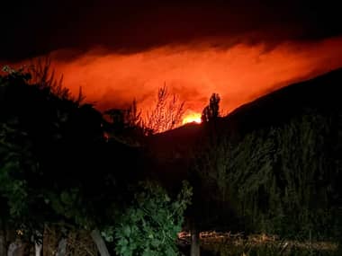Incendio "Cajón de Pejerrey" en Linares supera las mil hectáreas afectadas: Conaf mantiene intenso combate aéreo y terrestre