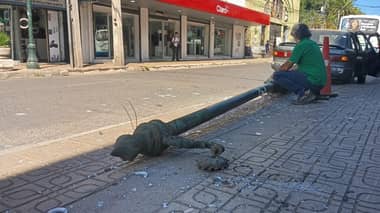 Camioneta derriba luminaria en calle Yungay: Transeúntes se salvaron milagrosamente de ser aplastados